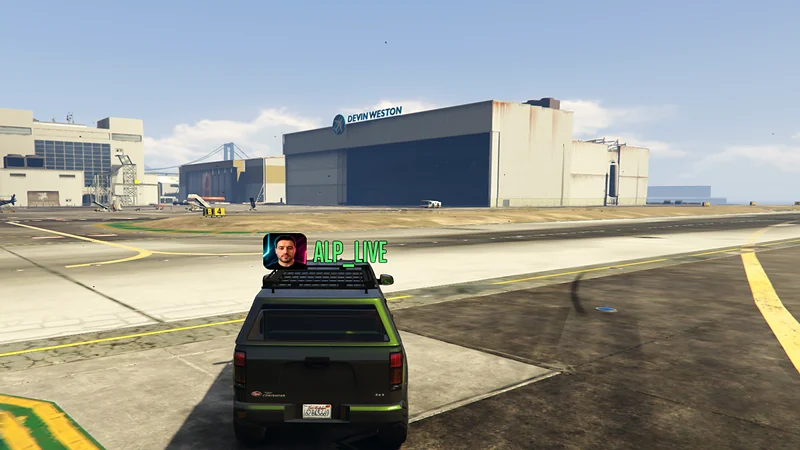 GTA V oyun içi: Arazi aracının üstünde yayıncının profil resmi ve adı.