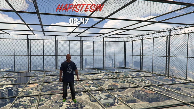 GTA V oyun içi: Tel örgülü kafeste HAPİSTESİN yazısı ve 02:47 kalan süre.