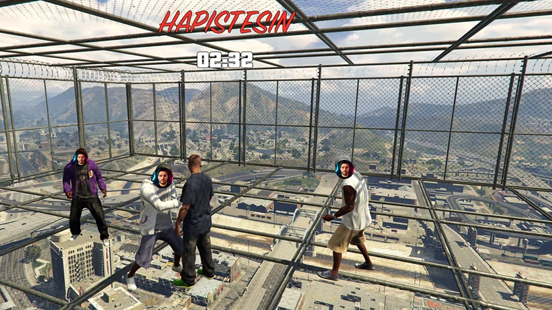 GTA V oyun içi: Kafeste profil resimli saldırganlar karaktere saldırıyor.