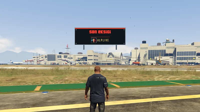GTA V oyun içi: Havalimanında SON EKSİCİ tabelası, üstünde profil resmi ve ad.