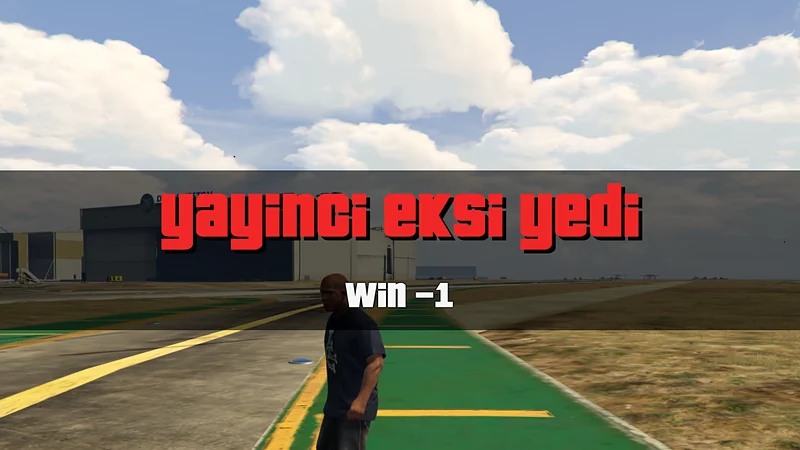 GTA V oyun içi: Ekran bandında YAYINCI EKSİ YEDİ, altında win −1.